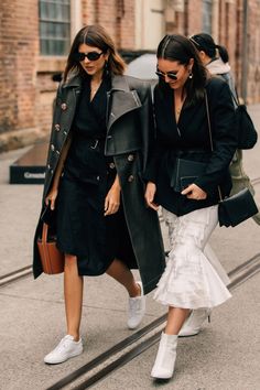 Dan Roberts captures the best looks in Sydney during the Resort 2019 shows in Australia. Sydney Australia Outfits, Black Women Fashion, Street Outfit, Street Style Inspiration, Cool Street Fashion, Fashion Week Street Style, Australian Fashion, Street Chic