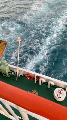 the back end of a boat in the ocean