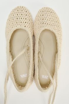 LACE UP CROCHET FLAT - Off White | ZARA United States Crochet Flats, Lace Up Ballet Flats, Blazers Shoes, Blazer And Shorts, Shoes Trainers, Shirt Accessories, Work Shoes, Crochet Lace, Sweater Hoodie