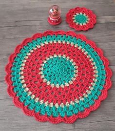 Beautiful handmade placemats and coasters to decorate your christmas table. Sets of four. Handmade Placemats, Astoria Ny, Table Sets, Christmas Placemats, Kitchen Dining Tables, Crochet Doilies, Christmas Table, Dining Tables, Doilies