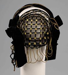 Evening Headdress - American  c. 1855   (Back View) Victorian Headdress, Victorian Accessories, Era Fashion, Victorian Hairstyles, Victorian Hats, Brooklyn Museum, 19th Century Fashion, Century Clothing