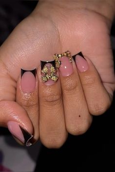 Red And Gold Nail Designs Short, Black Shirt Nail Designs, Shorties Acrylic Nails French Tip, Black And Gold Bling Acrylic Nails, Gold Nail Set Short, Thanksgiving Nails Black Women, Short Nails Black And Gold, Nail With Gold Design, Cute Short Nails With Gems