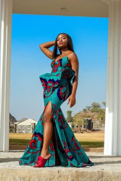 How about wearing a dress as simple and lovely as this to that your next event? We're a DM away. Please drop your phone number for shipping,Also to enable your dress fit perfectly please provide your bust,waist,hip and length of dress measurements. Thank you! African Dresses For Women Ankara, African Prom Dresses, Aso Ebi Styles, Ankara Dress, Aichi, African Print Fashion Dresses, Maxi Robes, Dinner Outfits, African Dresses For Women