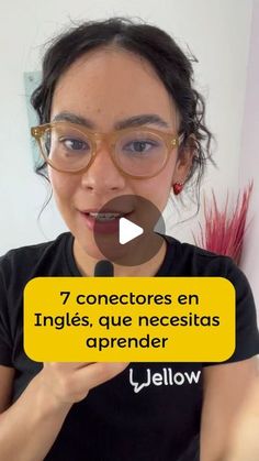 a woman with glasses holding up a sign that says 7 conectores en ingles, que necesistaas aprender