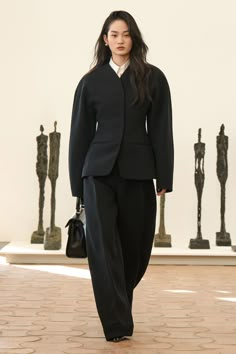 Jacquemus - Spring 2024 Ready-to-Wear https://www.vogue.com/fashion-shows/spring-2024-ready-to-wear/jacquemus/slideshow/collection#22 Jacquemus Runway, 2024 Runway, Elegant Outfit Classy, Couture Mode, Looks Vintage, Elegant Outfit