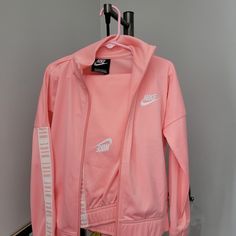 Nike Girls 2pc Tracksuit Size 6x With Tags Bleached Coral Nike Tracksuit Outfit Women, Nike Tracksuit Outfit, Nike Outfits For Women Summer, Nike Tech Suit, Boys Nike Outfits, Tracksuit Outfit Women, Nike Sets, Girls Nike Outfits, Nike Sweatsuit