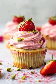 Cupcakes With Strawberry Frosting, Strawberry Frosting Recipes, Pistachio Cupcakes, Pink Velvet Cupcakes, Raspberry Coulis, Strawberry Frosting, Decoration Tips, Cupcake Cases, Freeze Dried Strawberries