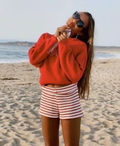 Beach Vacation Outfits Aesthetic, Uggs Boots, Summer Beach Vacation, 50 Fashion, Colourful Outfits, Beach Summer, Fashion Model, Comfy Outfits