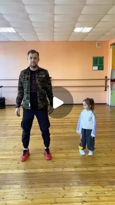 DancersTube on Instagram: "Mini Shuffle Tutorial 🫶🏻  Credit: @legiondancestudio" Funny Babies Dancing, Kate Middleton Pregnant, Man Dancing, Kpop Dance, Song Video