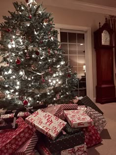 Christmas aesthetic Mery Chirtmas Aesthetic, Christmas Eve Party Aesthetic, Christmas Eve Astethic, Christmas Eve Photos, Christmas Morning Aesthetic Presents, Christmas Eve Vibes, Christmas Asethics, Christmas With Kids Aesthetic, Christmas Aesthetic Presents