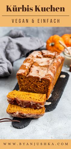 Veganer Kürbis Kuchen mit süßer Zimt Glasur. Ein fluffiger, saftiger und süßer Kuchen mit Kürbis und herbstlichen Gewürzen. Serviere den Kuchen mit einer süßen Glasur mit Zimt, die perfekt zu dem herbstlichen Kuchen passt. Pumpkin Chai, Vegan Thanksgiving, Fall Recipes, Food Inspiration, Vegan Recipes, Pizza, Thanksgiving, Cafe, Baking