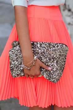 pleats and sparkles Coral Skirt, Mode Shoes, Sequin Clutch, Hippie Outfits, Beautiful Skirts, Inspiration Mode