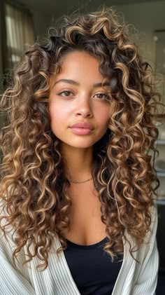 Balayage Hair Natural Curls, Winter Hair Color Curly, Blond Hair Ideas Curly, High Contrast Curly Hair, Light Brown Curly Balayage, Curly Hairstyles Haircuts, Lowlights Curly Brown Hair, Haircut Inspo Curly Hair, Medium Length Curly Hair Balayage