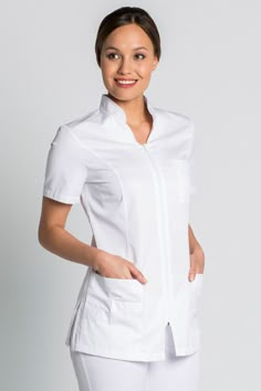 Chaqueta,farmacia, parafarmacia, fisioterapia, residencia, estética, peluquería Best Uniforms, Scrubs Nursing Uniforms, White Scrubs, Doctor Outfit, Short Blanc, Medical Outfit