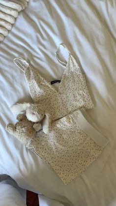 #brandymelvilleusa #jellycatbunny Brandy Pyjamas, Brandy Pjs, Brandy Melville Pjs, Pyjamas Aesthetic, Jellycat Bunny, Sleep Sets, Girls Pjs, Girly Pop, Brandy Melville Usa