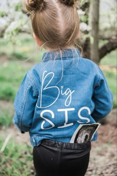 Big Sis Photo Shoot, Cute Gender Reveal Ideas For Siblings, Maternity Pictures With Big Sister, Big Sis Jean Jacket Announcement, Baby Announcing Ideas With Big Sister, Ways To Tell Your Sister Your Pregnant, Pregnancy Announcement To Family Baby #2, Funny Big Sister Announcement, Ways To Announce Second Pregnancy