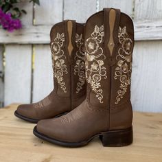 The price INCLUDES taxes and shipping anywhere in the United States. 
The JB-1501 cowgirl boot, in brown, has conquered hearts thanks to its unique and exquisite floral embroidery, a true symbol of Mexican western fashion. This boot represents the perfect combination of elegance and tradition, being considered by many as the ideal boot. Its square toe provides a modern and comfortable touch, while the cowhide sole guarantees durability and resistance. With a leather upper and lining, the JB-1501 Boots Mexican, Boots For Women Cowboy, Vaquera Boots, Round Toe Cowboy Boots, Mexican Boots, Western Boots For Women, Cowboy Hat Styles, Cute Cowgirl Boots, Brown Cafe