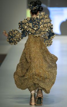 Guo Pei Recycle Dress, 3d Reference, Sculptural Fashion, Dress Idea, 3d Fashion, Couture Embroidery