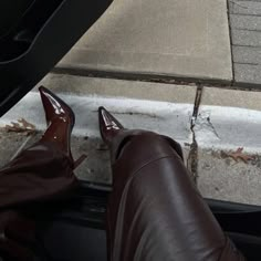 Dark Brown Heels Outfit, Coffee Brown Outfit, Brown Shoes Aesthetic, Chocolate Brown Aesthetic, Dark Brown Heels, Golden Brunette, Fashion Books Aesthetic, Brunette Bombshell, Brunette Aesthetic