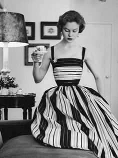 Lady-like inspiration from #doltonehouse Vogue Vintage, Glamour Vintage, Gordon Parks, Robes Vintage, Look Retro, Fashion 1950s, Retro Mode, Vestidos Vintage, 50s Dresses