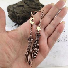 Wire Wrapped Jewelry Witch, Wire Dangle Earrings, Halloween Wire Earrings, Wire Halloween Decor, Witch Earrings Diy, Jewellery Wire Ideas, Star Wire Wrap, Wire Wrapped Cauldron, Halloween Wire Art