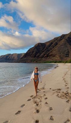 Instagram Hawaii Photos, Malibu Beach Pictures, Kauai Instagram Pictures, Instagram Picture Ideas Travel, Aesthetic Vacay Pics, Hawaii Inspo Pictures, Instagram Beach Aesthetic, Summer Photos Inspo Beach, Mirror Selfie Vacation