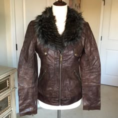 Brand New 100% Genuine Leather Guess Clothes, Extra Fits, Buisness Attire, Off Shoulder Jacket, Bebe Jacket, Leather Moto Jacket Womens, Fall Coats, 90s Y2k Fashion, Panel Jacket