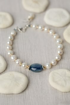 Classy Handmade Jewelry, Elegant Handmade Bracelets With Oval Beads, Elegant Hand-strung Bracelets With Oval Beads, Pearl Jewelry Design Simple, Fresh Water Pearls Jewelry, Pearl Bracelet Ideas, Handmade Pearl Jewelry, Kyanite Bracelet, Gold Pearl Bracelet