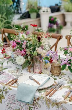 this tablescape is floral and colorful. the table linens are violet and green. the dinner napkins are blue. the florals are pinks and reds. Lake Wedding Reception, Blue Napkins, Outdoor Wedding Reception, Lake Wedding, Wedding Time, Luxury Linen, Vintage Floral, Tablescapes, Summer Wedding