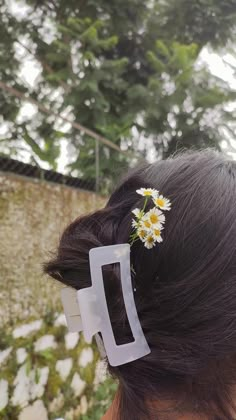 Cottage core hair style, aesthetic hair style, summer hairstyle Flower Pic Aesthetic, Aesthetic Hair Pics, Flower On Hair Aesthetic, Gajra In Hair Aesthetic, Girly Aesthetic Photos, Aesthetic Photos With Flowers, Summer Aesthetic Indian, Aesthetic Pictures Indian, Hair Pictures Aesthetic