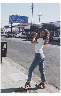 Mode Zendaya, Estilo Zendaya, Outfits With Air Force Ones, Outfits With Jordan 1s Fashion Styles, Zendaya Hair, Jordan 1 Outfit Women, Jordan 1 Outfit, Zendaya Outfits