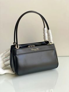 Timeless Designer Bags, Handbag Essentials, Vogue Beauty, Elegant Bags, Fancy Bags