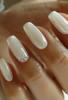 Wedding Nails For Bride Designs, White Bride Nails Wedding, Engagement Nails 2024, Wedding Nails For Bride Sparkle, Bride Nails 2024, Manicure For Bride, White Bride Nails, Nail Ideas Bride, Wedding Nails For Bride Elegant