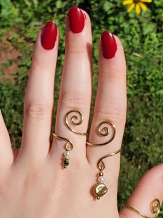 -Handmade Brass Ring  -Trendy Spiral Shape -Customizable Bead Colors-         - one pearl, one gold, and the third is your choice. Ring Designs Handmade, Wired Rings Ideas, Diy Nose Ring, Homemade Rings Wire, Cute Wire Rings, Wire Rings Ideas, Simple Wire Rings, Diy Rings Easy, Copper Wire Rings