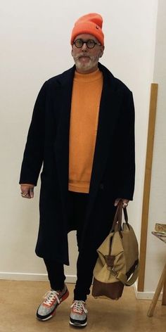 Orange Hat Outfit, Orange And Black Outfit, Graphic Designer Outfit, Old Man Fashion, Older Mens Fashion, F Men, Men Mode, Mens Fashion Coat, Outfits Hombre