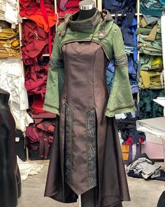 Dnd Fashion Aesthetic, Midevil Outfit Ideas, Elf Fashion Aesthetic, Larp Costume Ideas, Fantasy Clothing Inspiration, Elvish Fitted Dress For Larp, Elvish Style Dresses For Larp, Dwarven Clothing, Sorcerer Clothes