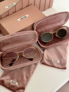 Instagram multibrand_severinova Sunglass Photoshoot, Pretty Sunglasses, Classy Glasses, Fancy Glasses, Glasses Trends, Miu Miu Sunglasses, Miu Miu Bag, Stylish Glasses