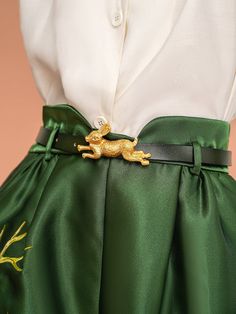 Half pants with a shiny golden rabbit drawn on a dark green fabric with a glossy feel.  The vivid coloring that makes you think of nature is impressive, and it seems that the rabbit's daily life in the forest has been cut out.  The golden rabbit drawn three-dimensionally seems to jump out into the real world at any moment.        <Size>     small size        Total length: 51cm   Waist: 66cm   Hips: 116cm      medium size     Total length: 52cm   Waist: 70cm   Hip: 120cm      L size     Total Embroidery Shorts, Dark Green Fabric, Rabbit Embroidery, Golden Rabbit, Half Pants, Inspiration Mode, In The Forest, Character Outfits