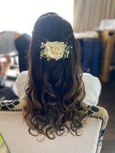 Messy Open Hairstyles For Indian Wedding, Floral Hairstyles Indian, Lehnga Photoshoot, Sangeet Hairstyles, Engagement Hair, Flower Bun, Simple Hairstyle