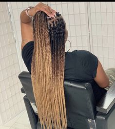 Hombre Braids Black Women, Brown And Blonde Ombre Knotless Braids, Small Ombre Knotless Box Braids, Honey Blonde Knotless Braids Medium, Blonde Ombré Box Braids, Black Blonde Ombre Braids, Ombre Knotless Braids Black Women, Ombre Blonde Knotless Box Braids, Ombre Blonde Knotless Braids