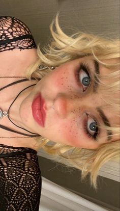 Makeup Looks Edgy, Pretty Grunge Makeup, Makeup Ideas Grunge, Soft Grunge Makeup Look, Edgy Makeup Looks Grunge, Cool Eyeliner Looks, Grunge Makeup Ideas, Makeup Inspo Grunge