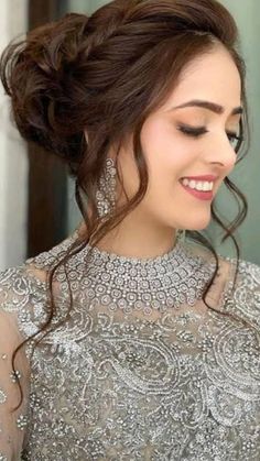 Wedding Bun Hairstyle, Messy Bun Styles, Messy Bun Ideas, Indian Bun Hairstyles, Messy Bun Wedding, Grad Makeup, Bun Ideas, Hairstyles For Gowns, Side Bun Hairstyles