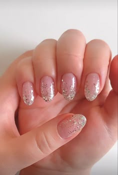 Sparkly Minimalist Nails, Gliter Nailart Simple, Glitter Manicure Ideas, Nail Art Naturel, Fake Nails Designs, Basic Nails, Pretty Nail Art Designs