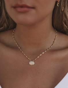 Summer Jewelry Gold, Gold Shell Jewelry, Beachy Gold Jewelry, Jewlrey Aesthic, Shell Necklace Aesthetic, Gold Beach Jewelry, Good Necklace, Beachy Necklace, Good Jewelry