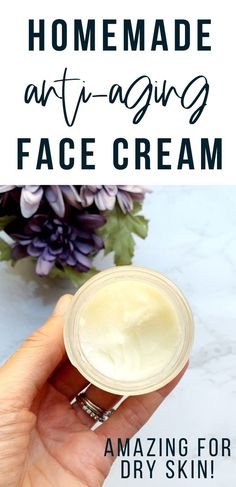 Homemade anti-aging moisturizer made will just three ingredients. This simple DIY face moisturizer will help with wrinkles, age spots, fine lines and hyperpigmentation. Diy Anti Aging Moisturizer, Oily Forehead, Diy Face Cream, Diy Face Moisturizer, Skincare Diy, Anti Aging Homemade, Homemade Face Cream, Diy Anti Aging