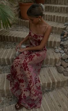 Restaurant Outfit Aesthetic, Summer Dress Europe, Europe Vacation Outfits, Fashion Style Outfits, Floral Dress Outfits, Spring Color, Bags Luxury, Outfits Spring