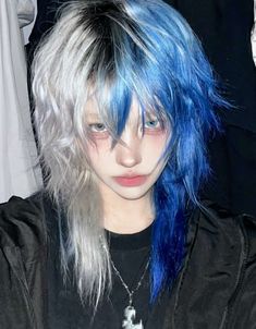 Howl Hairstyle, Shag Jellyfish Haircut, Blue Jellyfish Haircut, Jellyfish Cut Long, Blue Dyed Hair Ideas, Fluffy Jellyfish Haircut, Messy Jellyfish Haircut, Hair Inspo Color Curly, Curly Jellyfish Cut