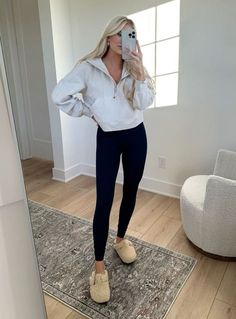 Modele Fitness, Birkenstock Outfit, Look Legging, Gucci Style, Streetstyle Outfit, Classy Lady, Cozy Fall Outfits, Skandinavian Fashion, Athleisure Outfits