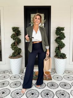 How To Dress Business Professional, Winter Casual Business Outfits, Women’s Fall Work Outfits, Dress Clothes For Women Professional, Business Casual Outfits For Women Office, Daily Look Outfits Work, Winter Work Conference Outfit, How To Dress Professional, Elevate Basic Outfit