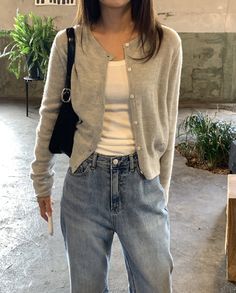 Button Up Shirt Outfit Layer, Hello My Twenties Outfits, Jean White Shirt Outfit, Jeans White Shirt Outfit, Layered Shirts Outfit, White Tee And Jeans Outfit, Fit Jeans Outfit, White Shirt Outfit, Long Sleeve Shirt Outfits